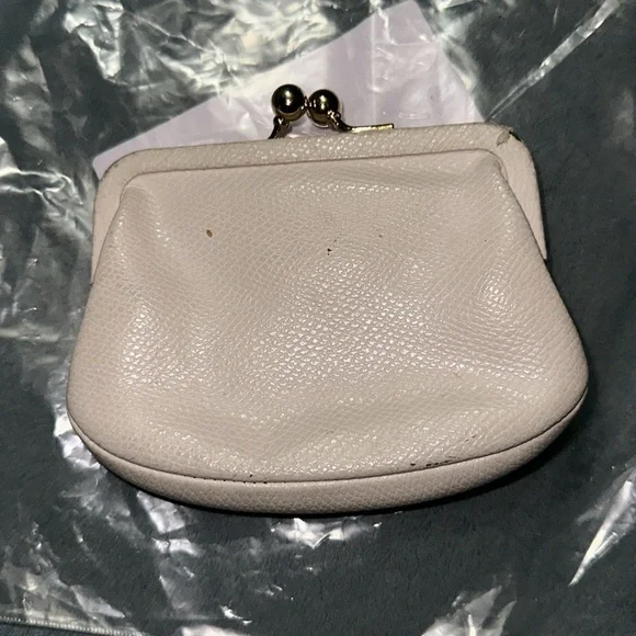 Coach white pebbled leather kisslock coin purse with bow gold hardware damaged - Picture 2 of 6